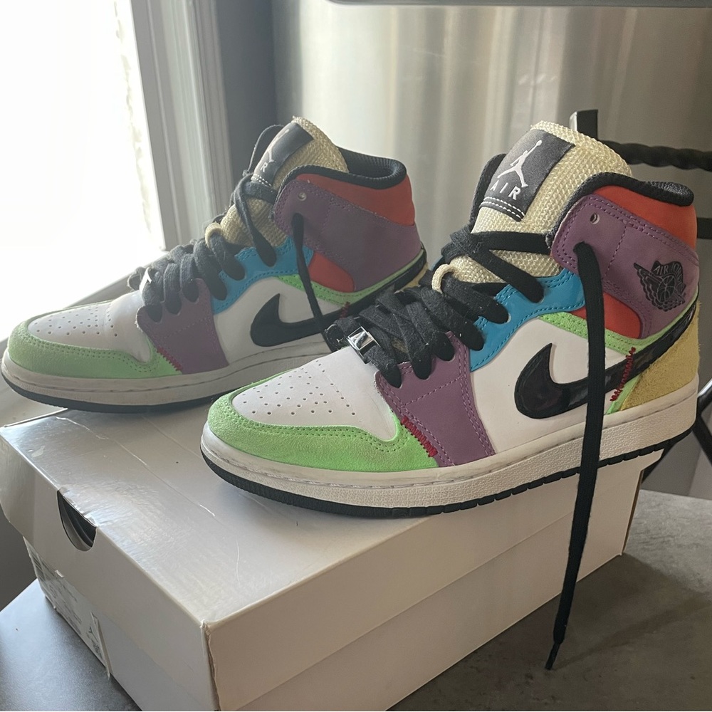 Nike • Nike Air Jordan 1 Mid • Women